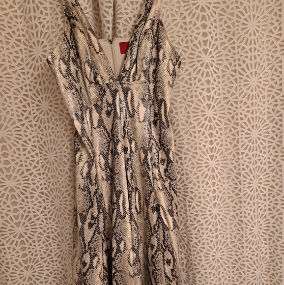 This dress has spaghetti straps and two side pockets. - Picture 2 of 13